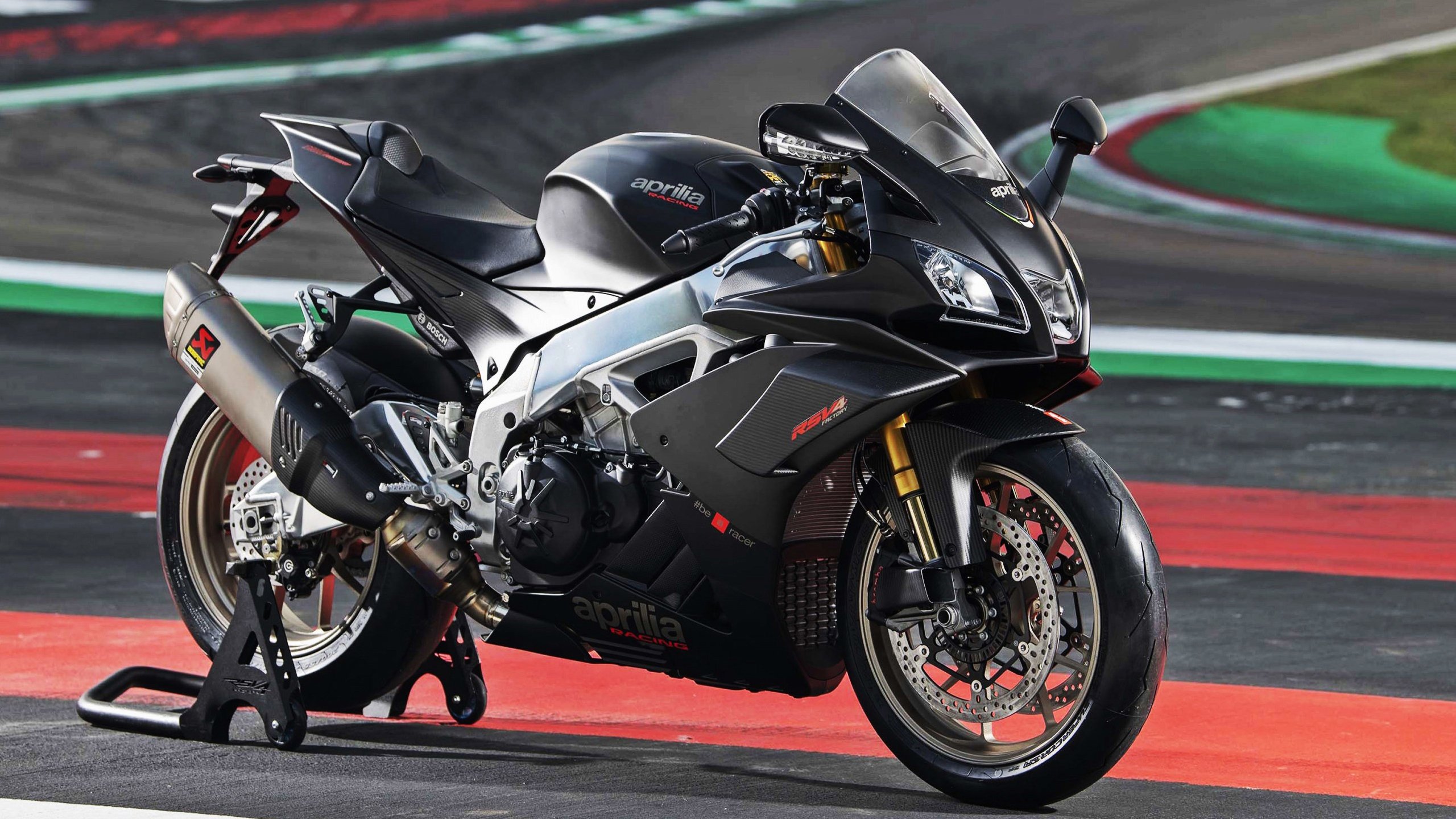 荷兰队在国际比赛中表现神勇,一路高歌,荷兰队的比赛