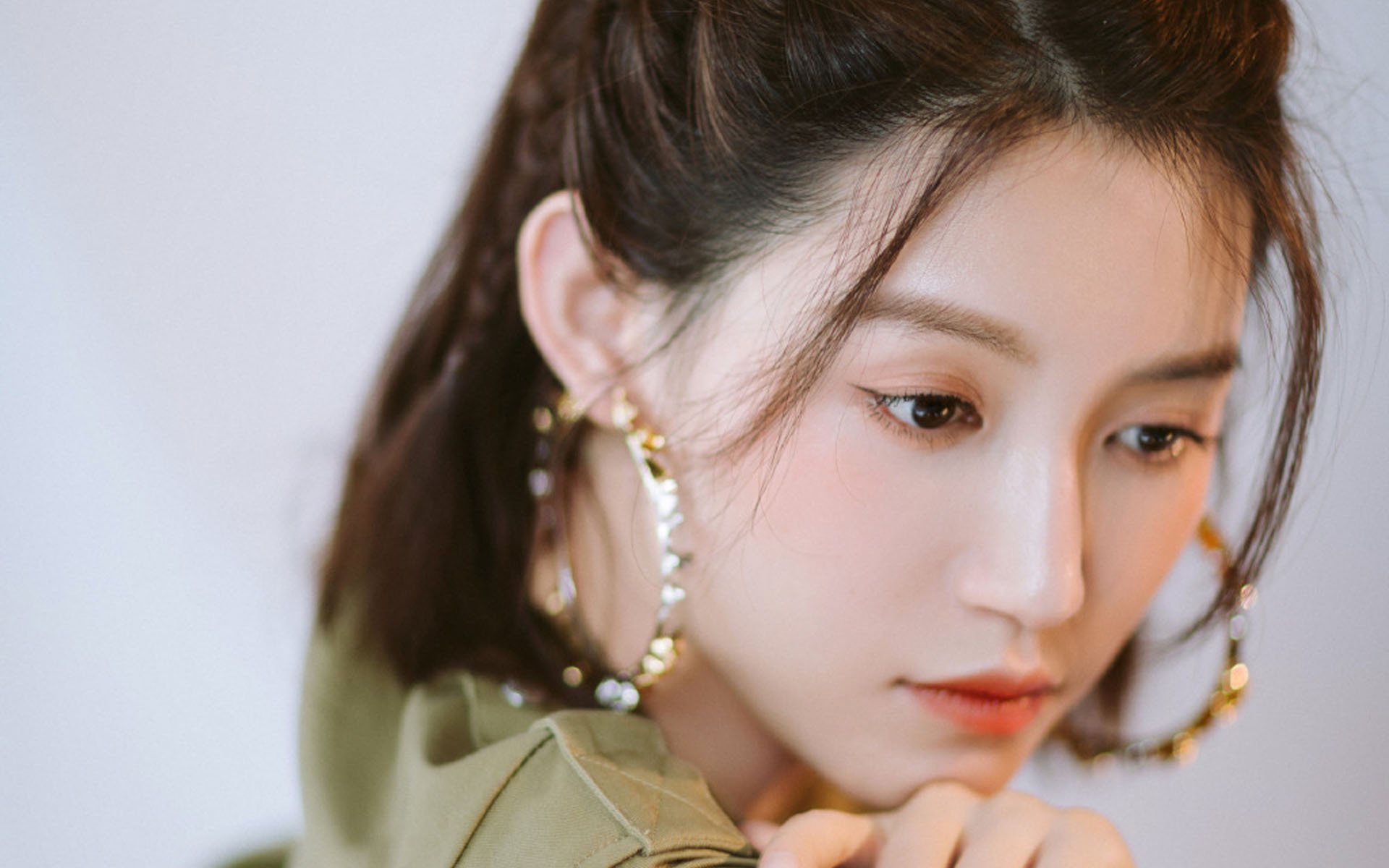 美女司仪:现场互动中的亮丽风景线,女司仪应该穿什么衣服